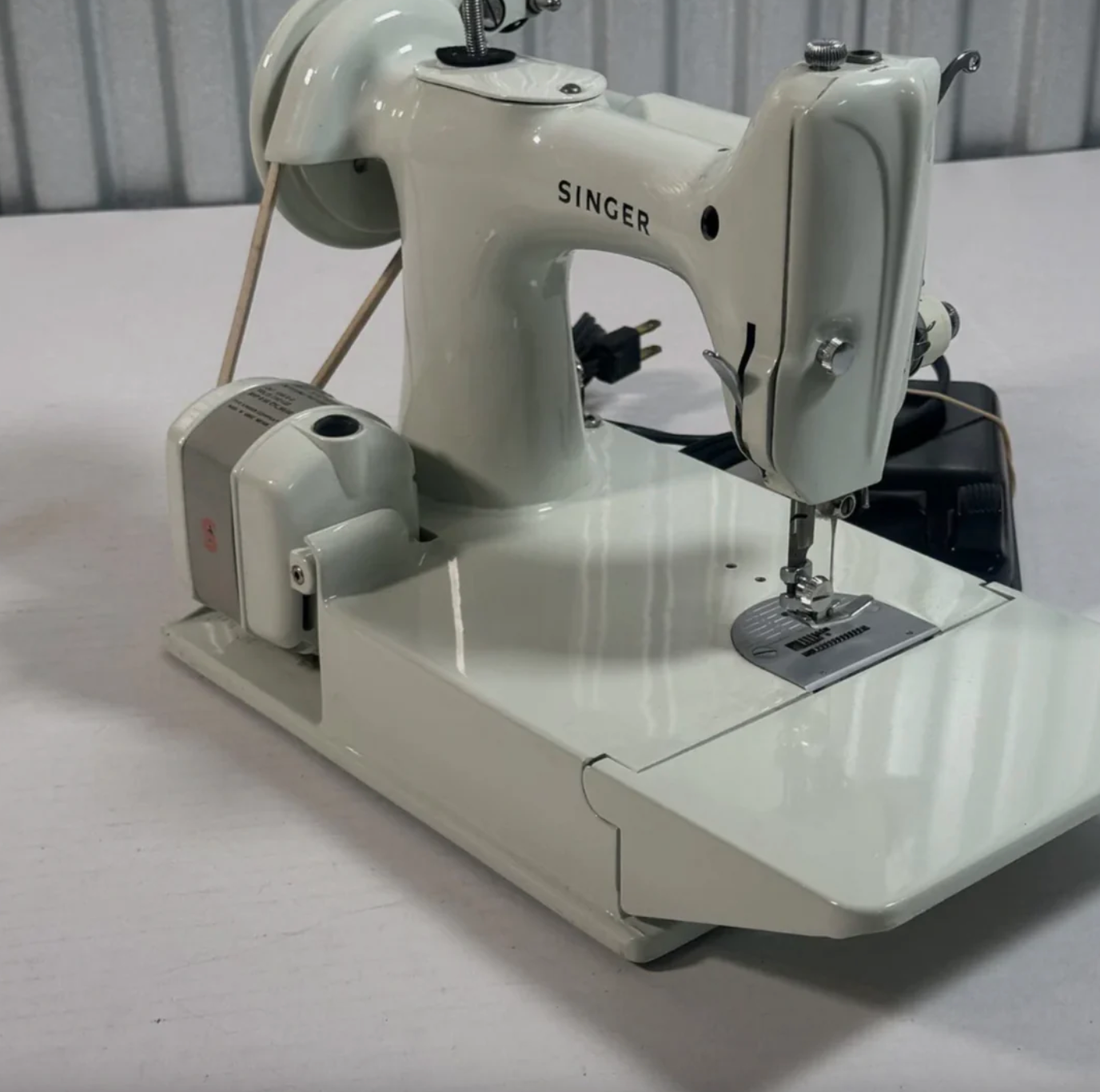Vintage 1964 Singer 221K Featherweight Sewing Machine β Rare White/Green Finish β Fully Tested