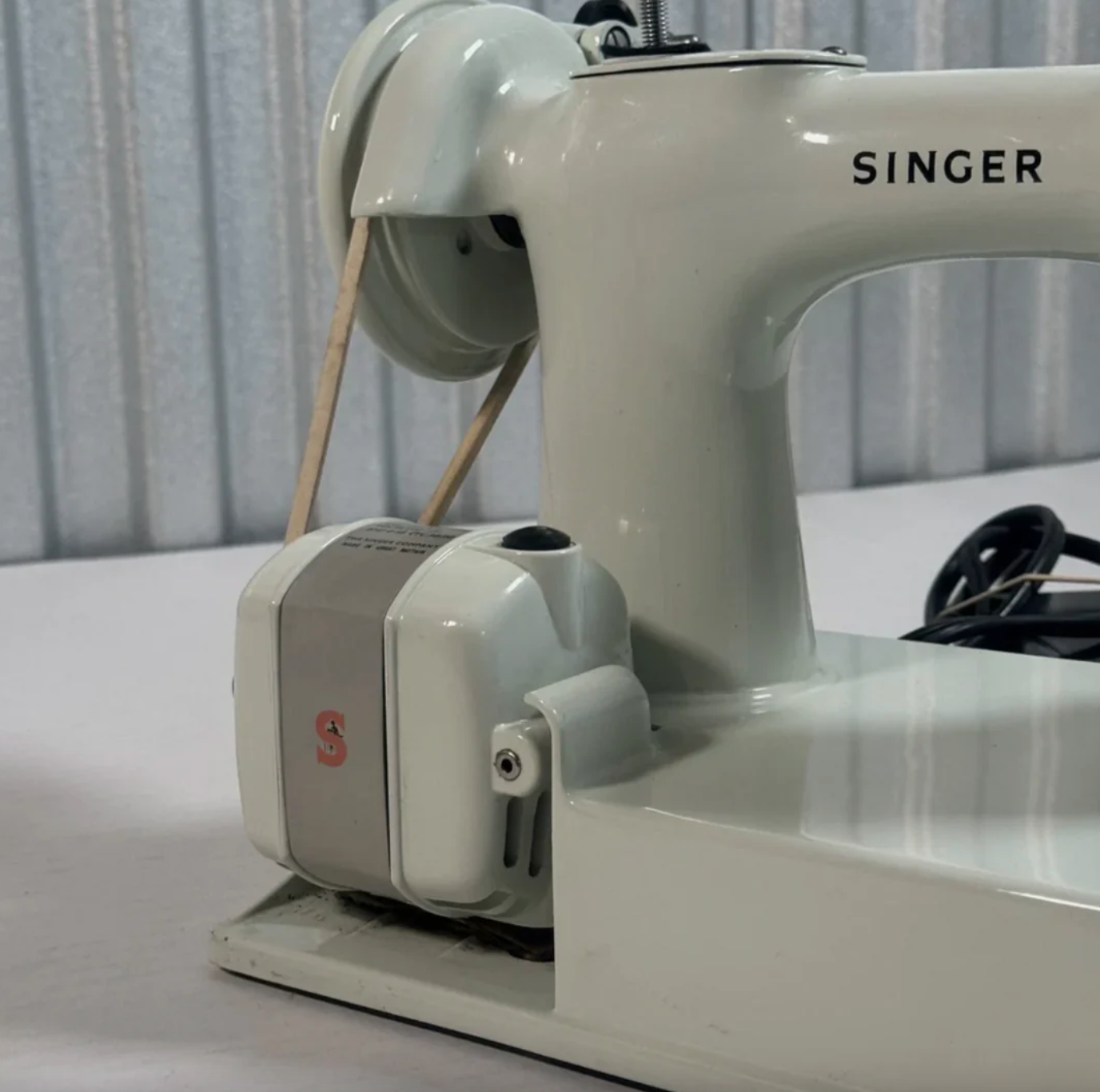Vintage 1964 Singer 221K Featherweight Sewing Machine β Rare White/Green Finish β Fully Tested