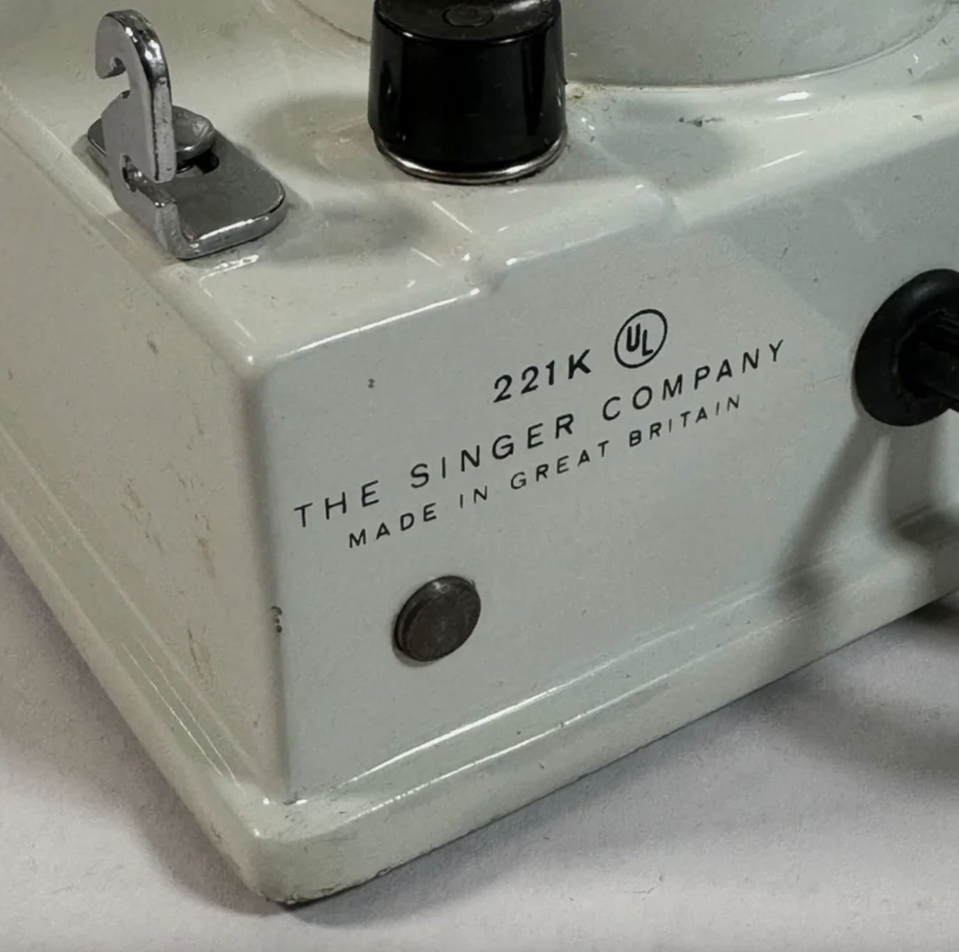 Vintage 1964 Singer 221K Featherweight Sewing Machine β Rare White/Green Finish β Fully Tested