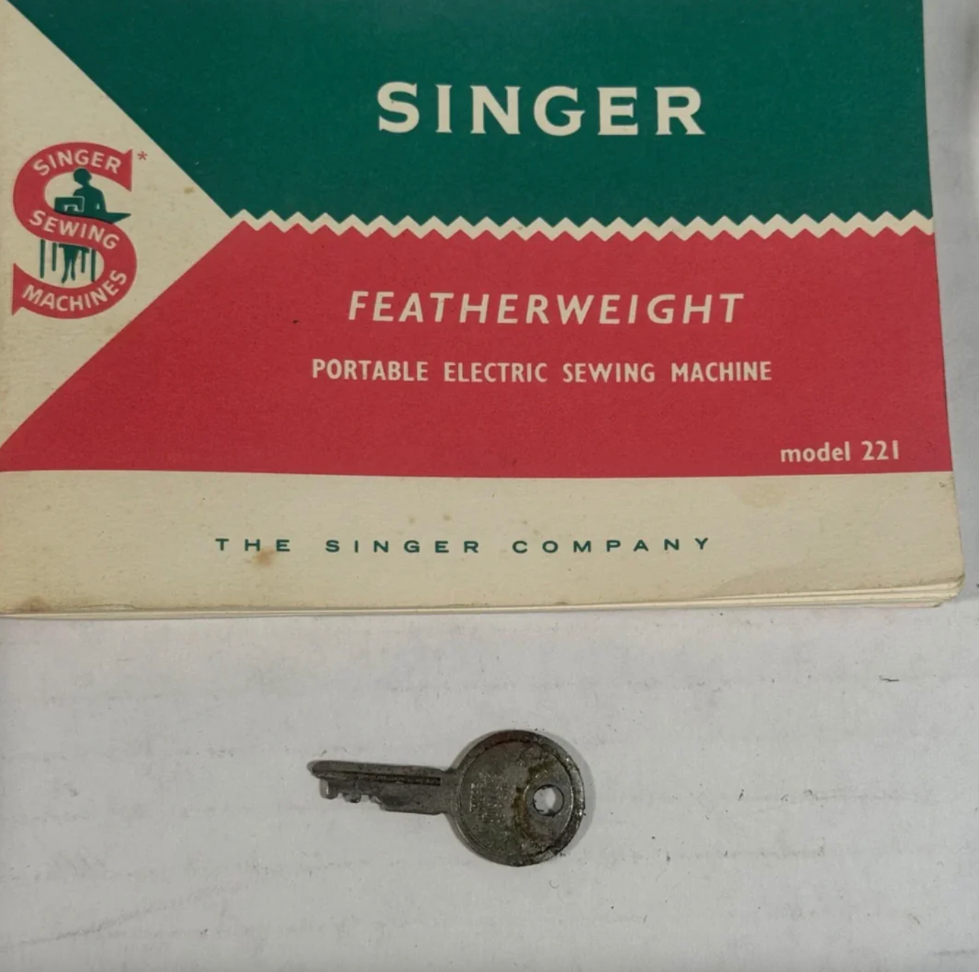 Vintage 1964 Singer 221K Featherweight Sewing Machine β Rare White/Green Finish β Fully Tested