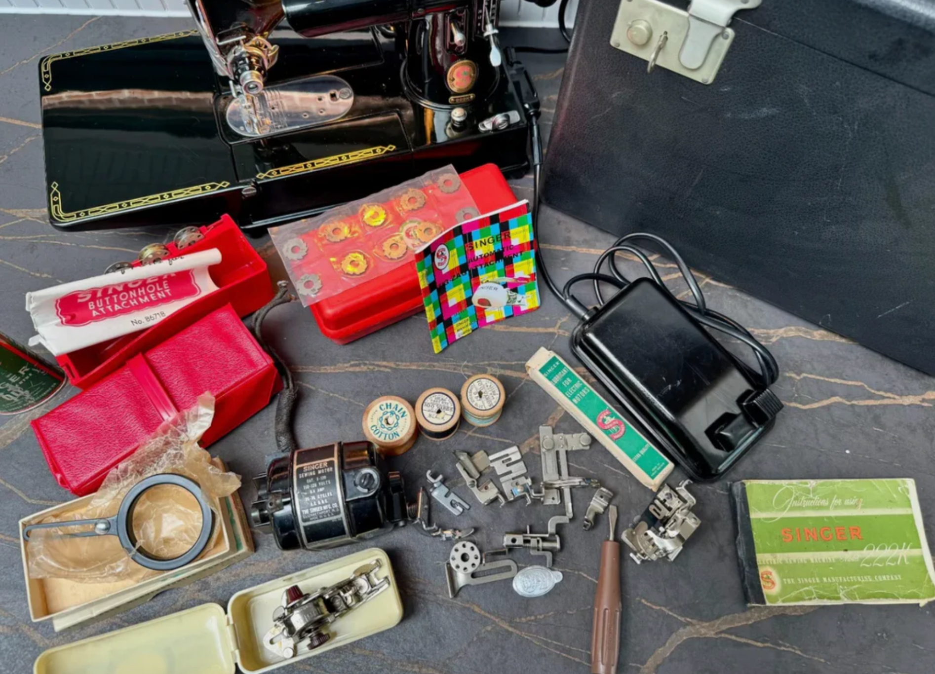 1960s Singer 222K Featherweight Sewing Machine | Red "S" Badge | Fully Serviced | Dual Voltage + Zigzag & Case