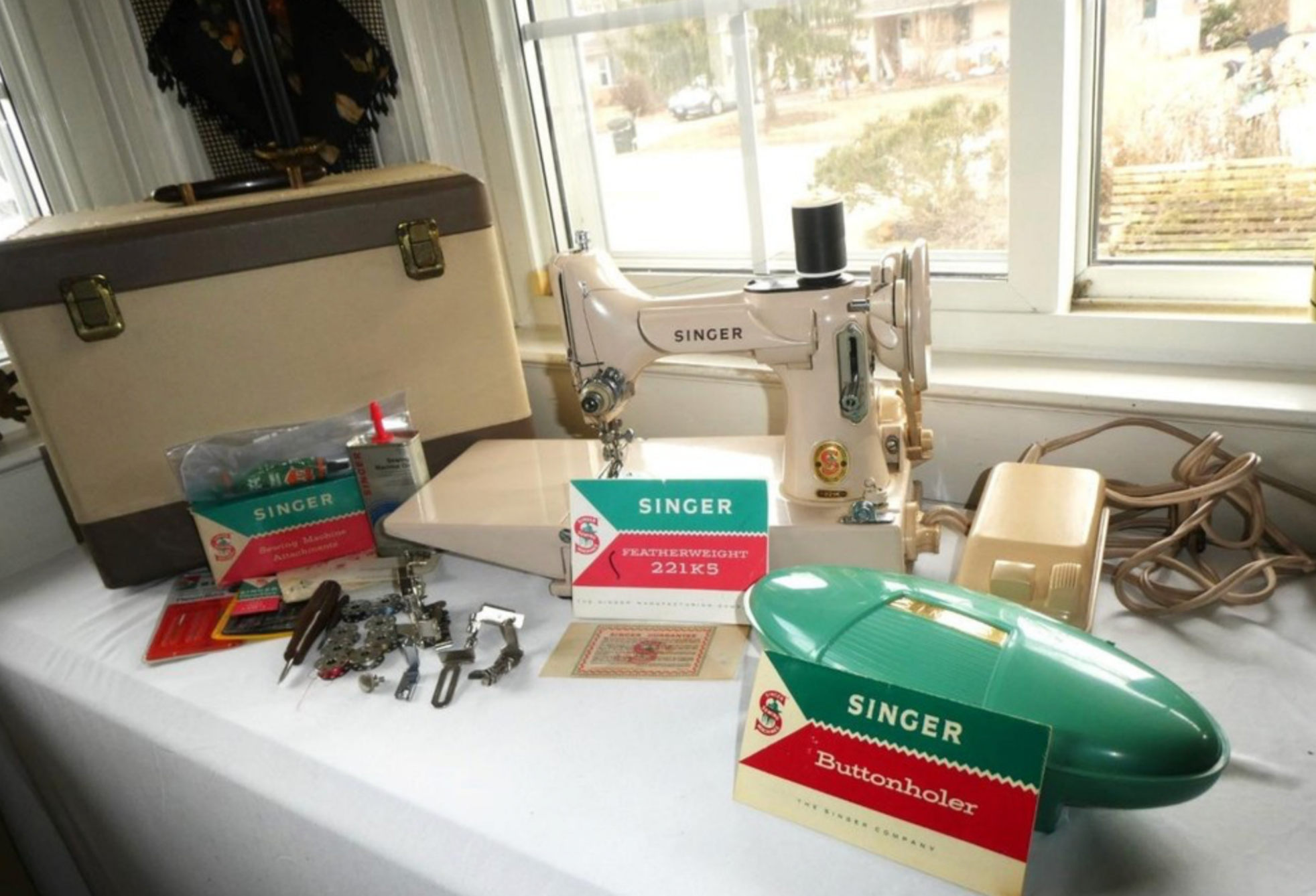 Vintage 1961 Singer 221K Tan Featherweight Sewing Machine w/ Case & Accessories – Rare Find, Ideal for Restoration