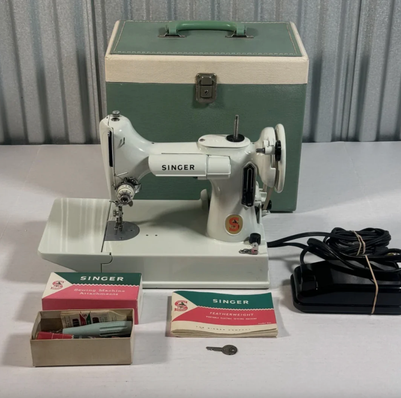 Vintage 1964 Singer 221K Featherweight Sewing Machine β Rare White/Green Finish β Fully Tested