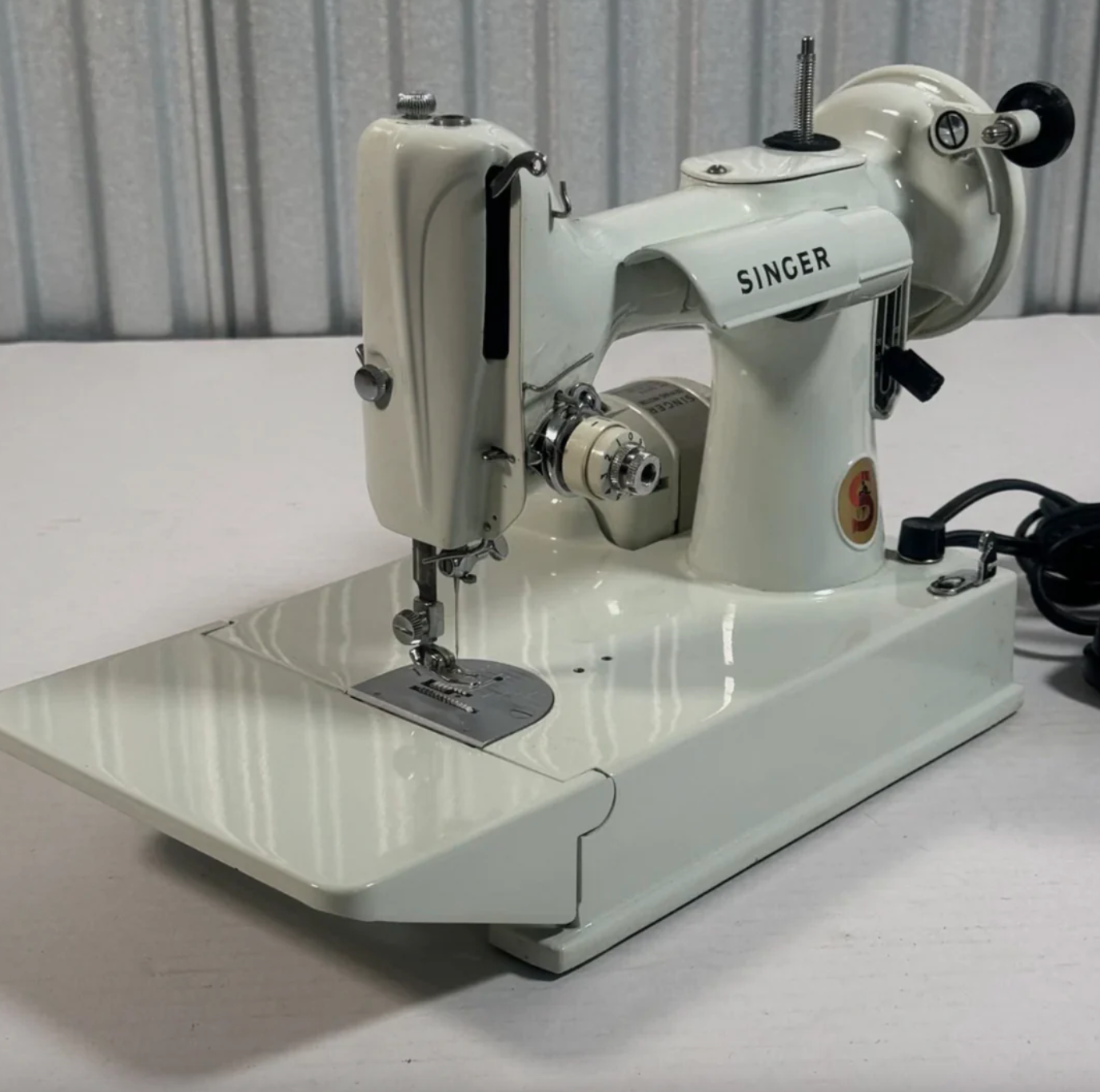 Vintage 1964 Singer 221K Featherweight Sewing Machine β Rare White/Green Finish β Fully Tested