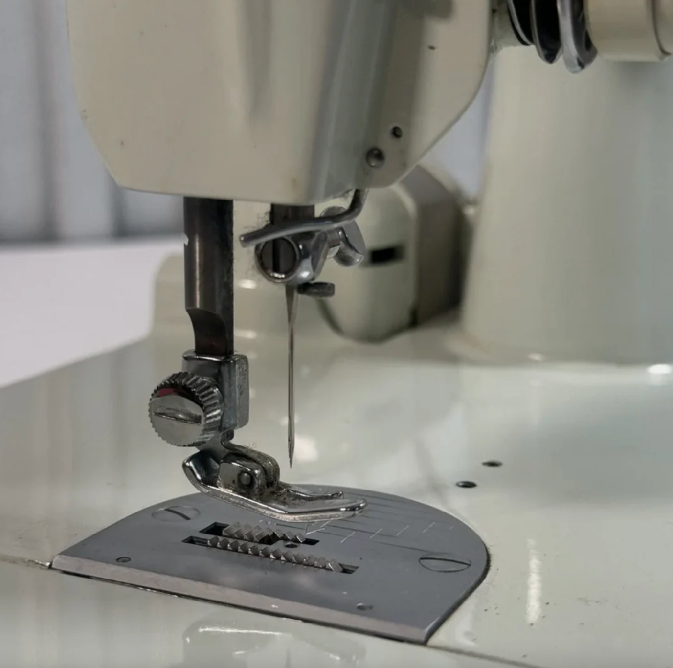 Vintage 1964 Singer 221K Featherweight Sewing Machine β Rare White/Green Finish β Fully Tested