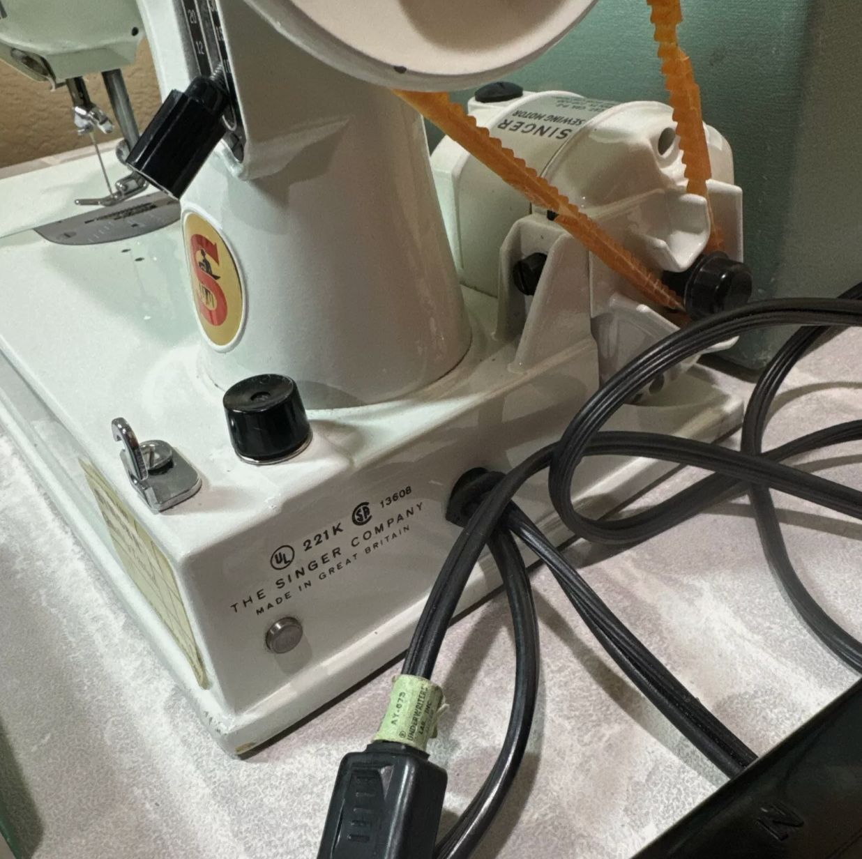 Vintage 1964 Singer Featherweight 221 Sewing Machine w/ Case, Manual, Accessories – White – All Original Parts